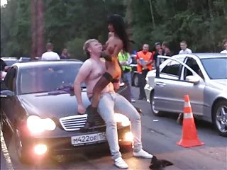 Блондинка с большими сиськами seks roliki сосет член на пляже