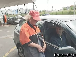 Негр смотрит порно парнушка видео и дрочит