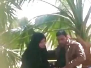 Ханна играет с киской в ​​общественном домашнее поно парке