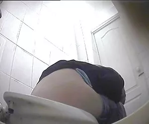 Эротичные позы, робкие xxx ролики ласки, легкие поглаживания, но потом пришли два быка и, заполняя девушек на бильярдном столе, устроили горячий групповой секс