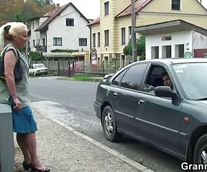 Худая сексуальная брюнетка сосет красивое порно анал член для зрелого и трахается с ним